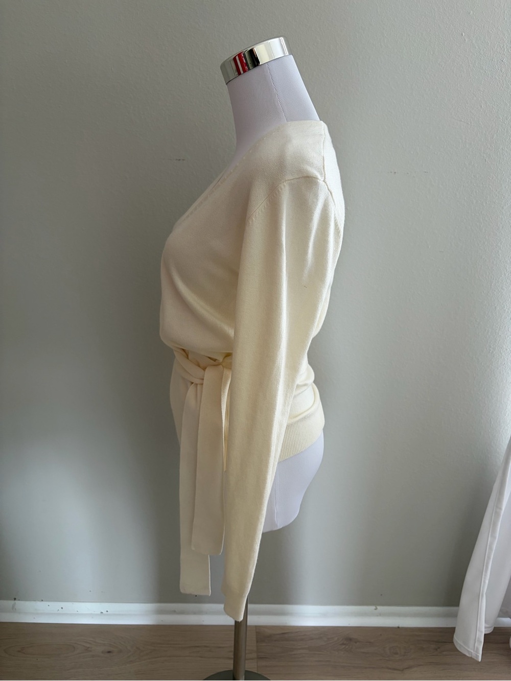 🆕 NWOT Ann Taylor XS Cream Modern Wrap Sweater with Side Tie - Picture 3 of 6